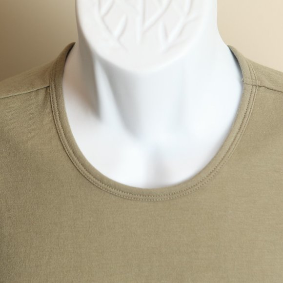 Cuts Clothing Other - Cuts Curve Hem Men's solid green crewneck slim fitting stretch t-shirt Large L